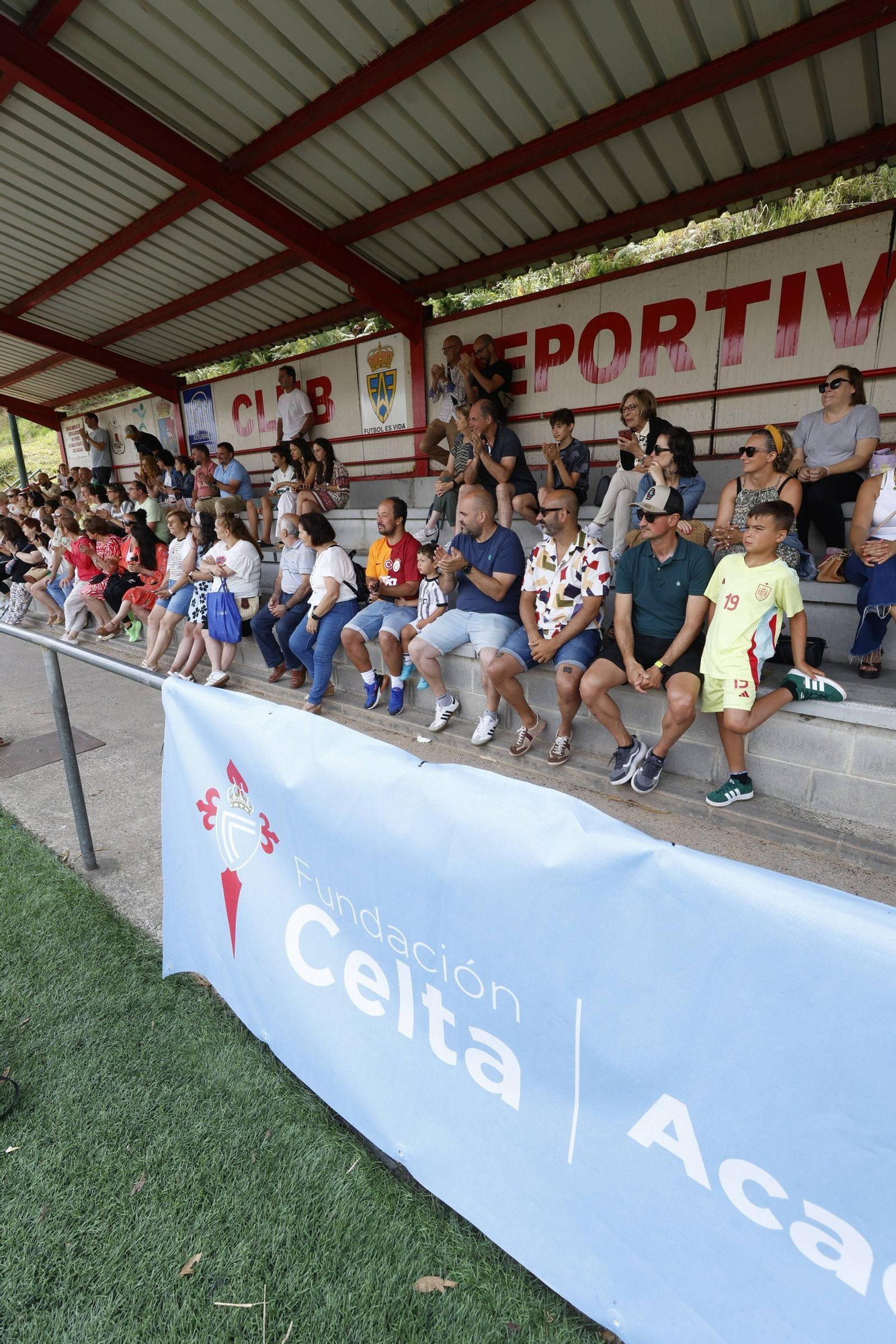 EN IMÁGENES: El campus del Celta de Vigo con los niños del Raíces, en Castrillón