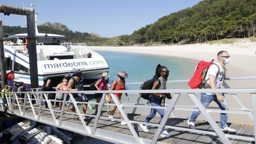 Los turistas desembarcan en Cíes con mascarillas. // A. Villar