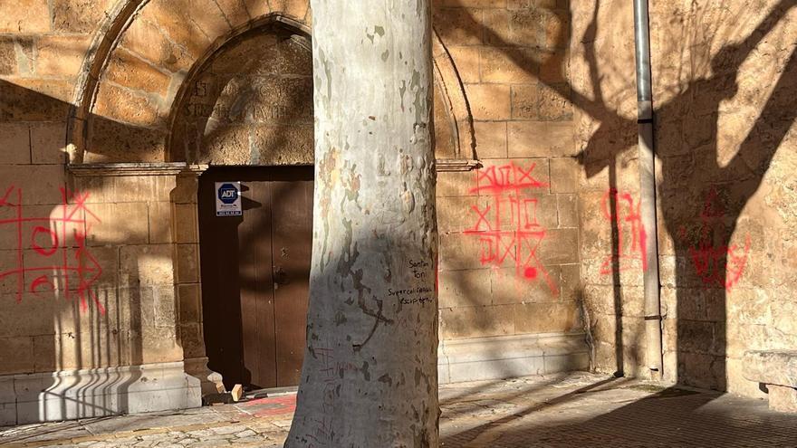 Imputados varios jóvenes por realizar pintadas vandálicas en la iglesia de sa Pobla