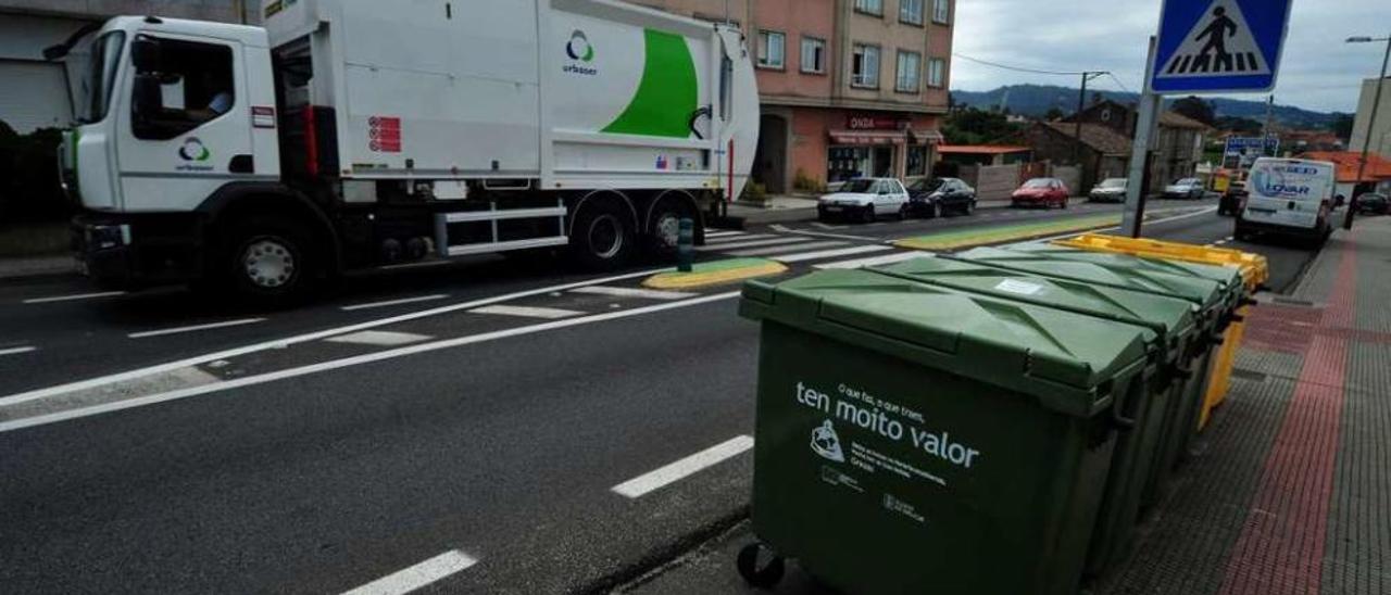 Uno de los camiones de recogida de residuos urbanos en Meaño. // Iñaki Abella