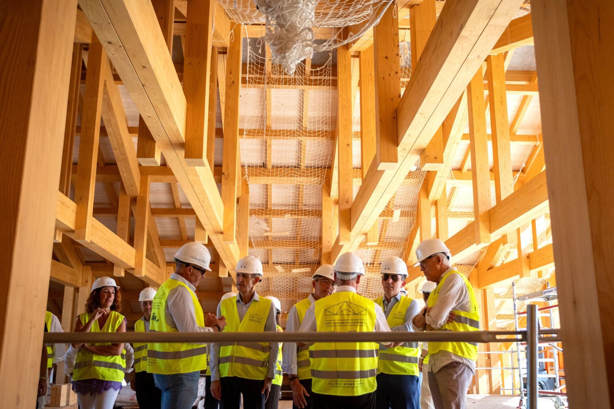 Visita institucional a las obras del tejado de la Catedral del presidente de la Diputación, Francisco Salado; junto con el obispo emérito, Jesús Catalá; el presidente de la Fundación Unicaja, José Manuel Domínguez; y los arquitectos del proyecto Juan Manuel Sánchez La Chica y Adolfo de la Torre Prieto