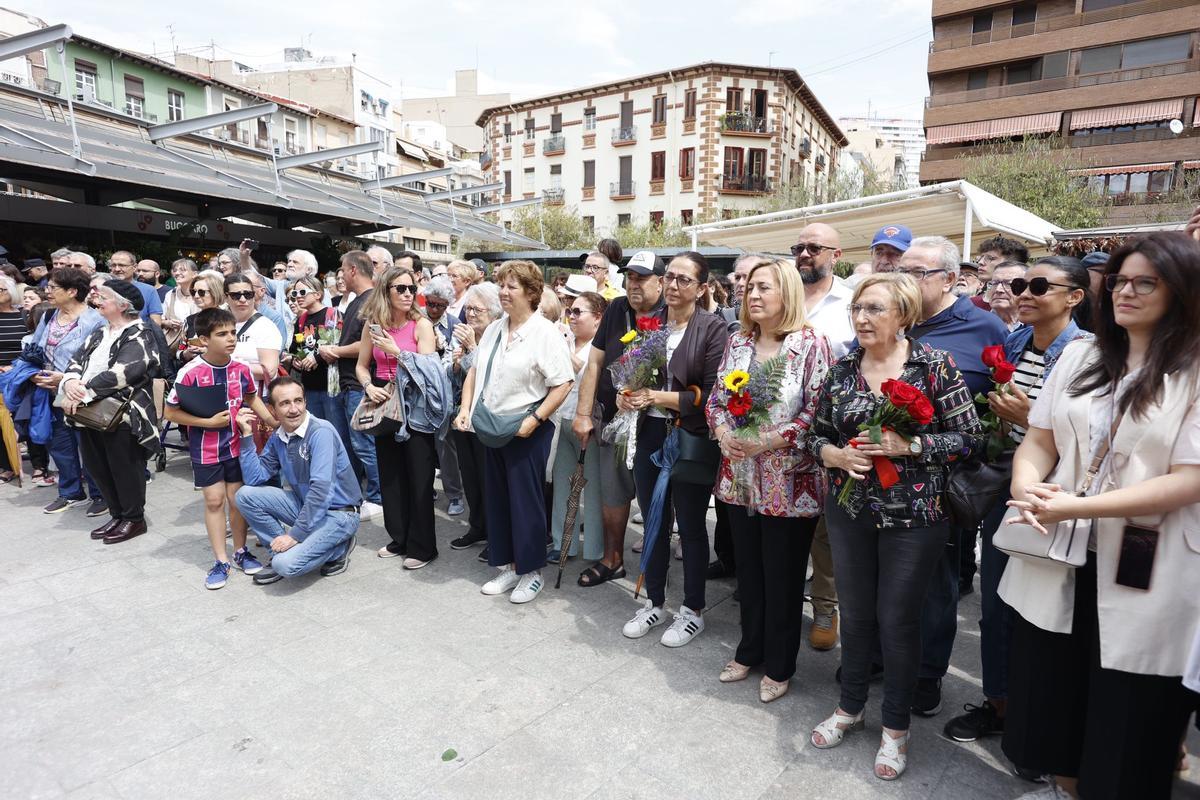 Asistentes al acto organizado por la Comisión Cívica