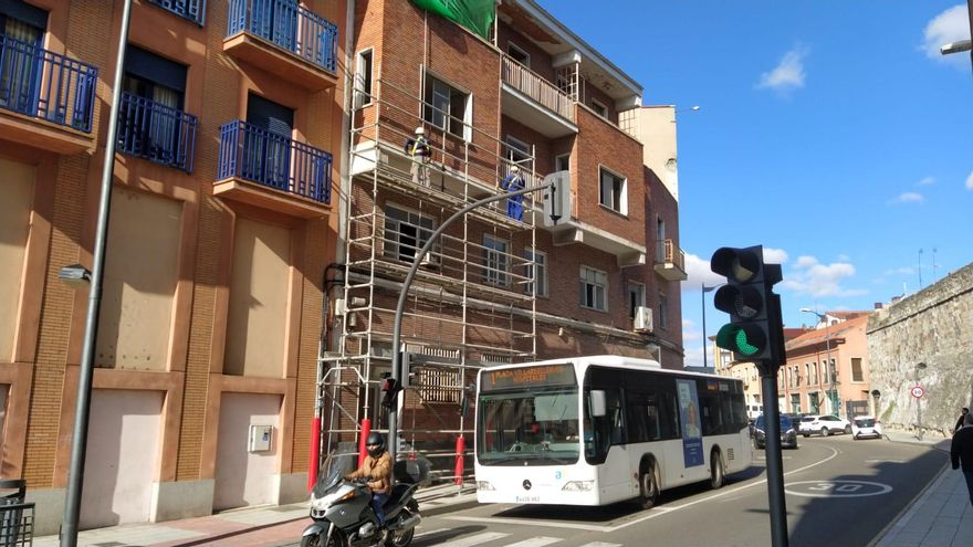 Comienza el derribo de una emblemática fábrica de harinas de Zamora