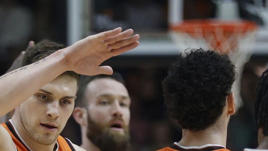 Sestina celebra con Jones la victoria de ayer ante el Leyma Coruña. | ACB PHOTO/ M. A. POLO