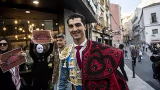 Jairo Miguel acude al Gran Teatro vestido de torero tras no ser incluido en el cartel de la feria de Cáceres