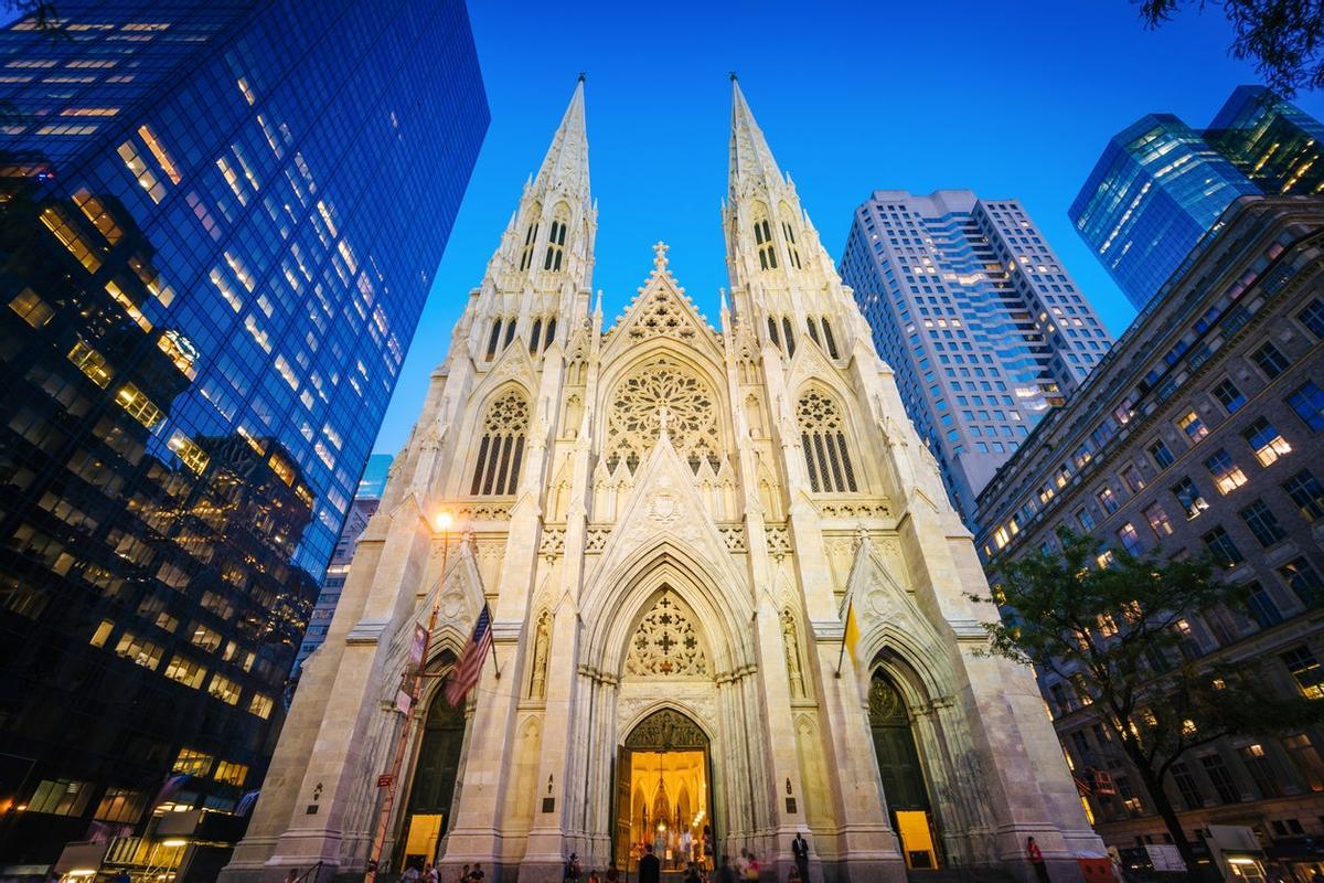 Catedral de San Patricio por la noche, en Manhattan, Nueva York