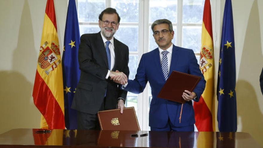 Rajoy y Nueva Canarias firman el acuerdo para aprobar los Presupuestos Generales 2017