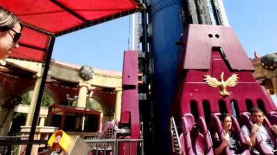 Imagen de una atracción de Terra Mítica tomada durante la presente temporada del parque.