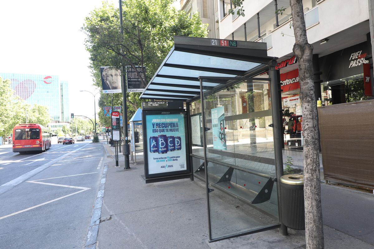 Mupi en una marquesina de parada de autobús ubicada en el paseo Pamplona, ayer