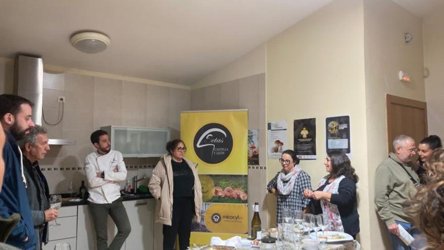 El cocinero Jonathan Garrotes durante el curso.  | CH. S.