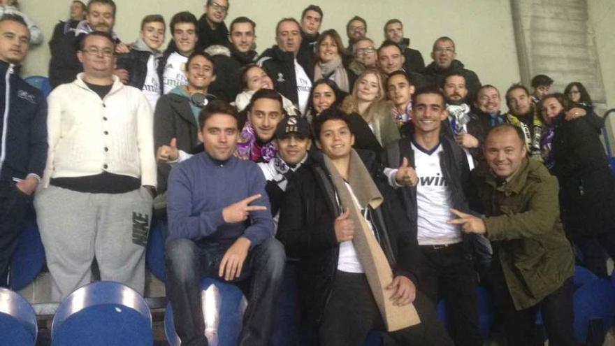 Miembros de la peña en el Stade de France, durante el último partido PSG-Real Madrid. Diego Rodríguez, en el centro, luciendo bufanda del equipo.