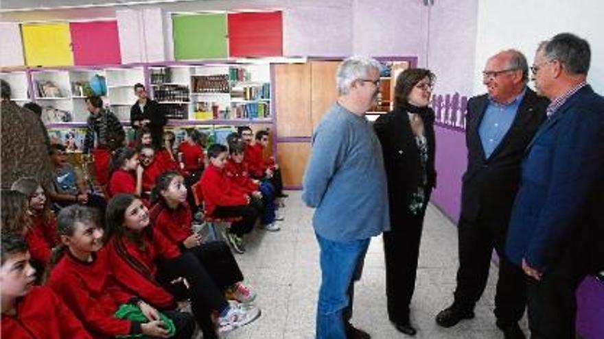 Responsables de la FOEG i d&#039;Ensenyament amb alumnes de l&#039;escola Migdia, durant l&#039;estrena del projecte.