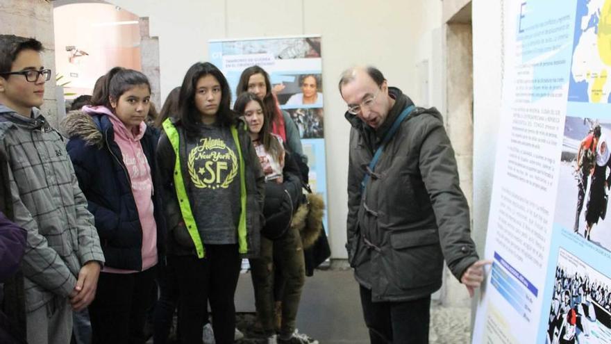 Fernando Gallego explica la muestra a los alumnos de tercer curso de Secundaria del Instituto César Rodríguez de Grado.