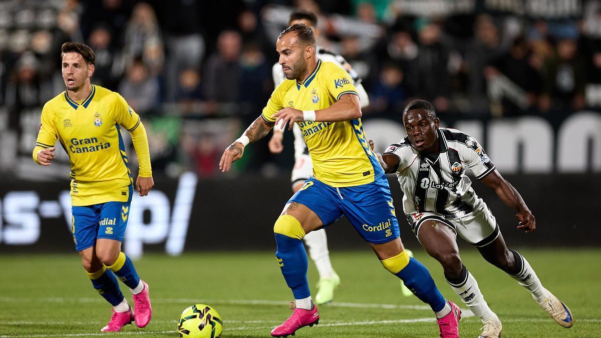 Jesé Rodríguez, escoltado por Iván Gil, conduce un balón en un intento a la desesperada de hacer el gol del empate en Castalia