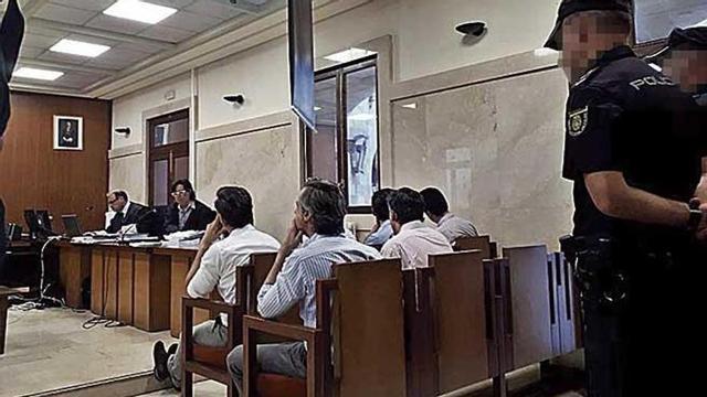 Los seis acusados, el segundo dÃ­a de juicio oral.