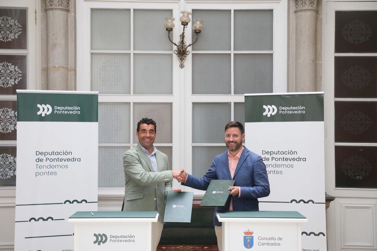 Luis López, presidente provincial, y el alcalde de Cambados, Samuel Lago, en la firma del convenio.