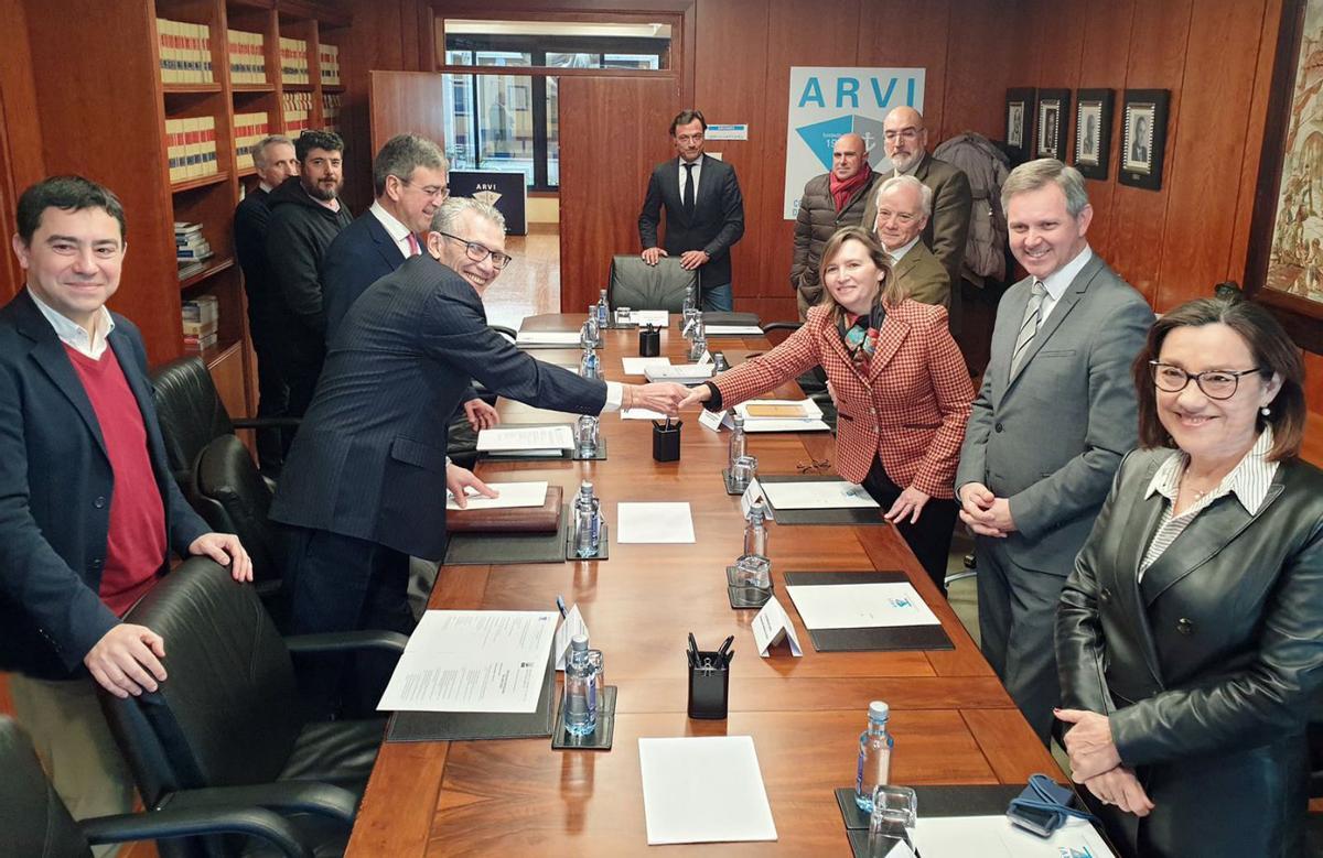 Artime da la mano a Javier Touza, presidente de ARVI, en la reunión con su consejo rector.   | // M.G.B.