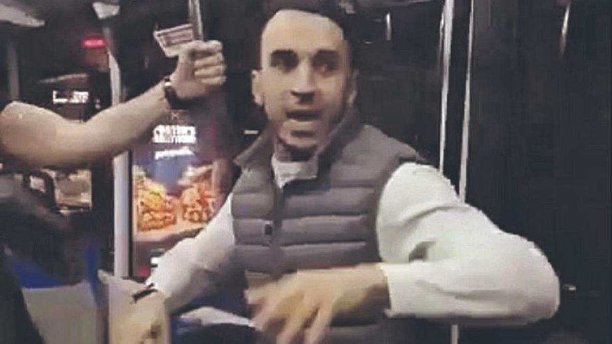 Bilal M. en el interior del autobús urbano de Zaragoza momentos antes de agredir a un policía nacional.