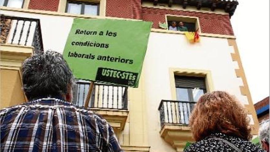 Els sindicats passen la nit a Ensenyament en protesta contra noves retallades