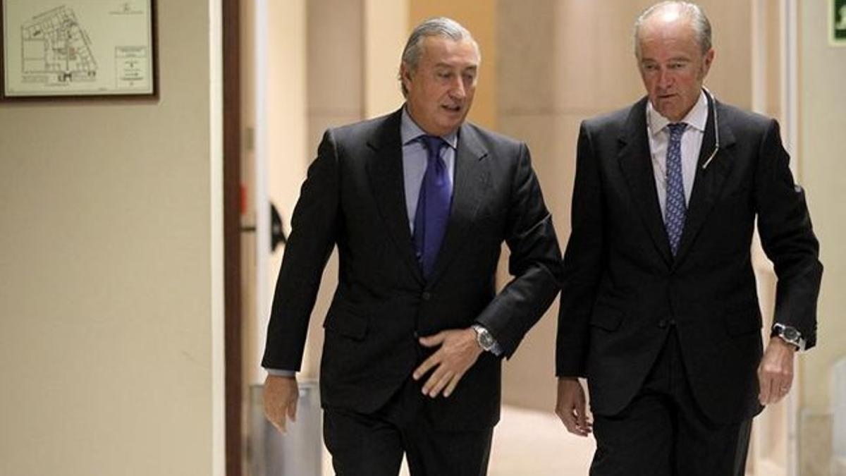 El presidente de RENFE, Julio Gomez-Pomar, y Adif, Gonzalo Ferre, durante la comparecencia hoy en el Congreso de los Diputados