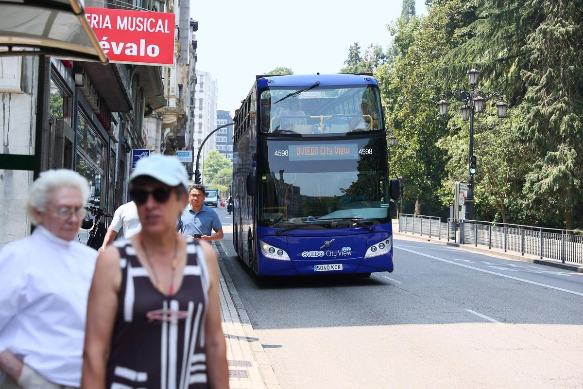 El autobús turístico llegando a la parada en Marqués de Santa Cruz.