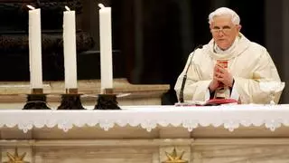 Benedicto XVI, ocho años de papado marcados por la polémica