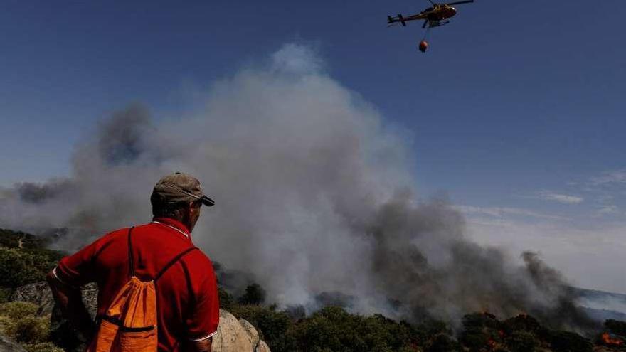 Un helicóptero actúa en la extinción de un incendio forestal.