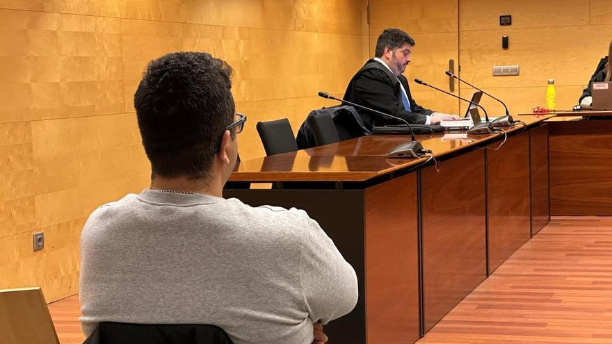 El veí de Blanes acusat d'aconseguir imatges pornogràfiques de menors nega els fets al judici
