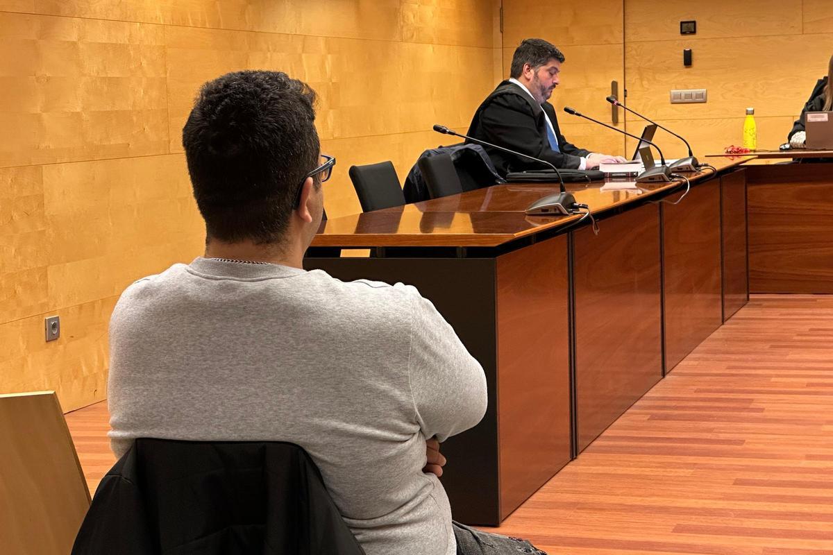 D'esquenes, l'acusat d'assetjar menors a través de les xarxes socials per aconseguir imatges pornogràfiques.