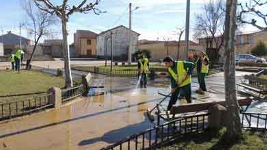 Los alumnos trabajan en la plaza del pueblo.