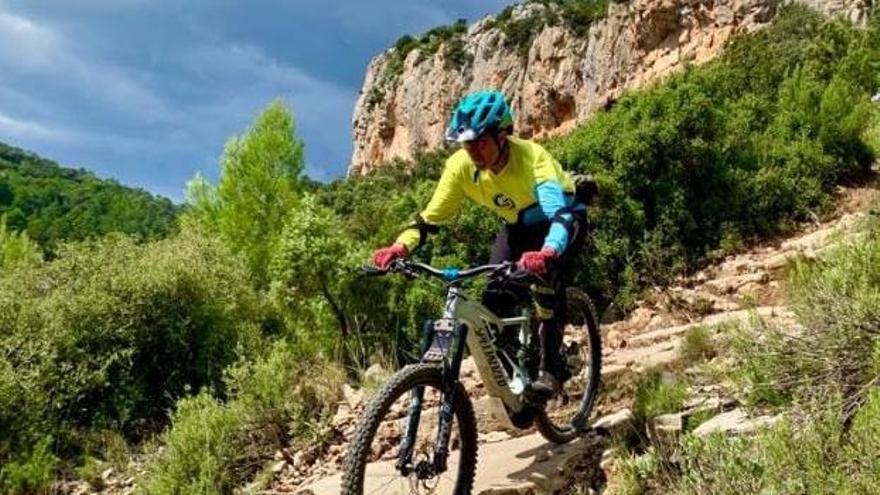 Un ciclista practicando BTT en un entorno natural.