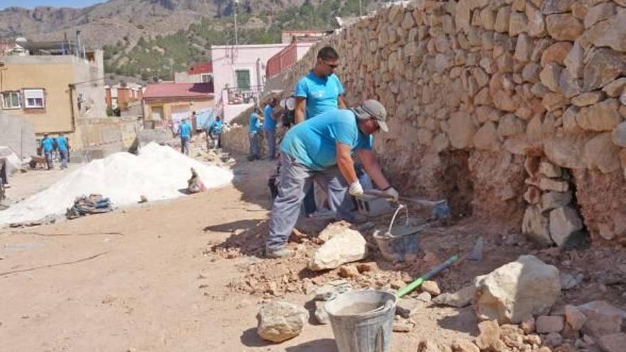 Los alumnos crean un muro entre la zona en la que va el jardín y el aparcamiento