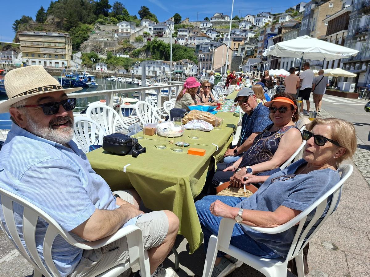 En imágenes: el muelle de Luarca es un hervidero para celebrar su comida en la calle