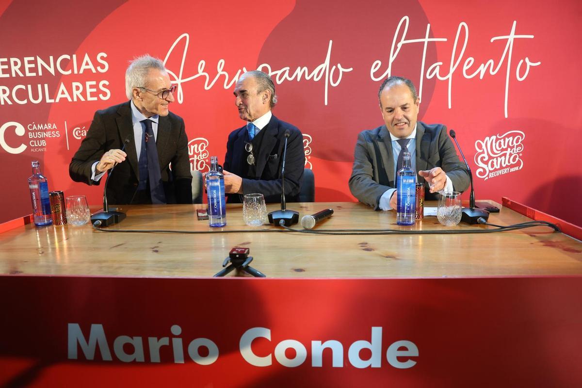 Jesús Navarro, Mario Conde y Carlos Baño, durante el acto organizado por la Cámara de Alicante.