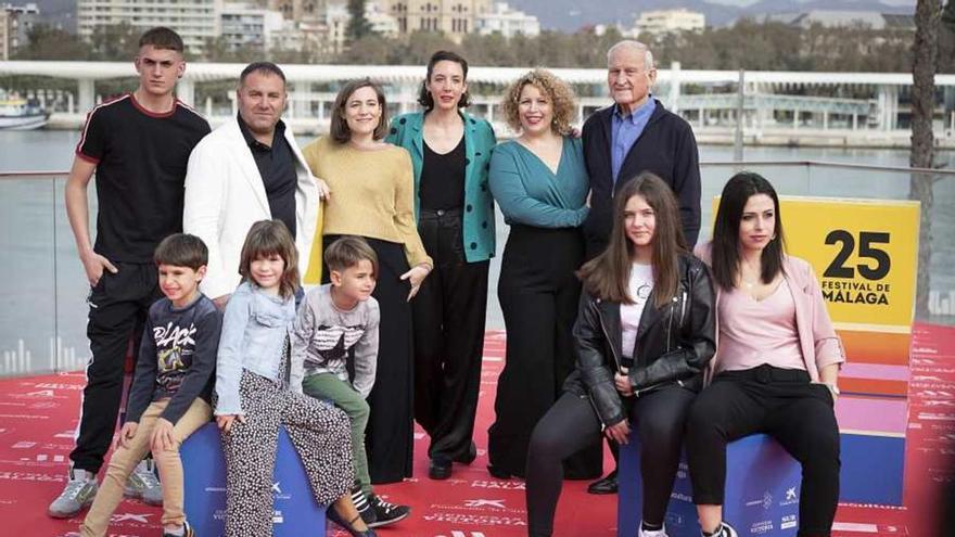 Carla Simón, en el photocall del Festival de Málaga, con el reparto de «Alcarràs».