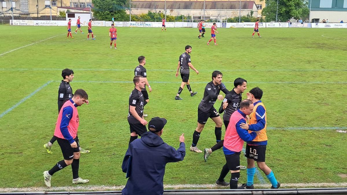 Los jugadores de La Corredoria celebran el gol.