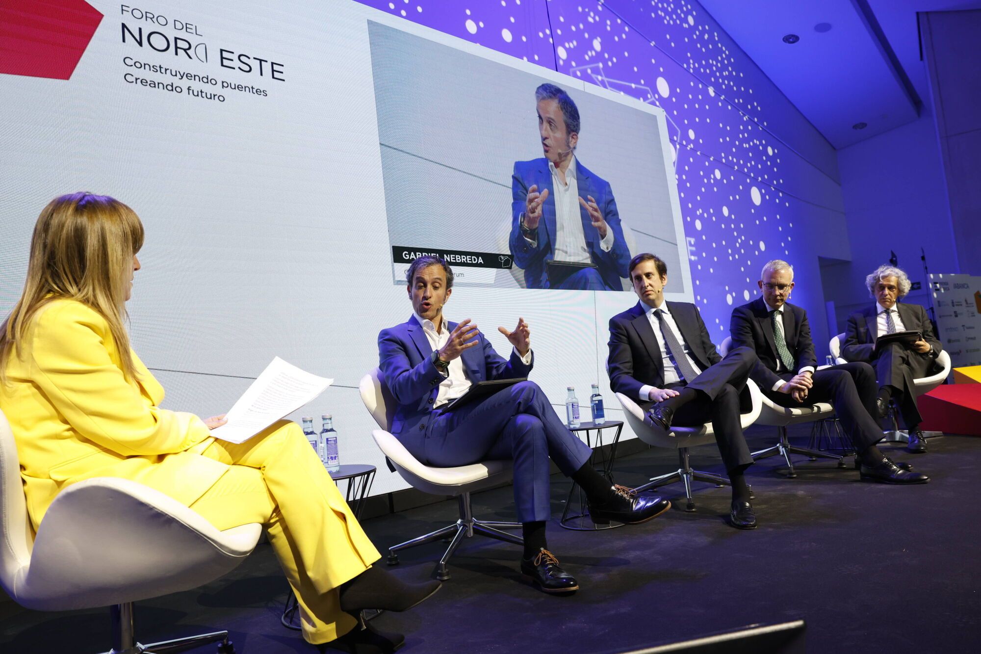 Un momento de la mesa "Tecnología que transforma el Noroeste" con Ángel Pérez, de Aqualia, Gabriel Nebreda, de Ingenostrum, Manuel Ángel Alonso, de Telefónica y el oftalmólogo Luis Fernández-Vega, moderada por Amor Domínguez, de La Nueva España.