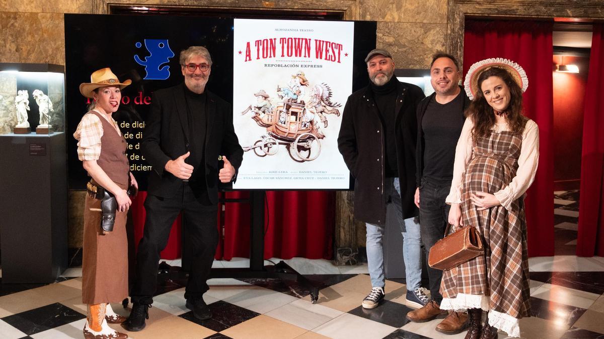 El elenco de 'A Ton Town West' en el Teatro Principal.