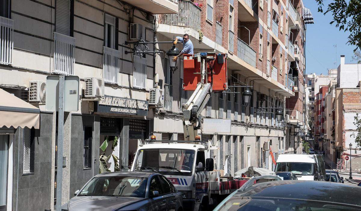 Operarios municipales han trabajado esta semana pasada en la renovación de las farolas del barrio de San José