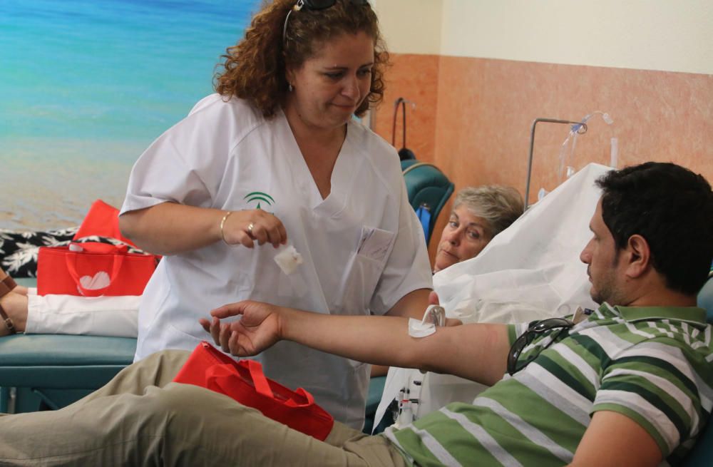 Los malagueños acuden a donar sangre tras el llamamiento del Centro Regional de Transfusión Sanguínea