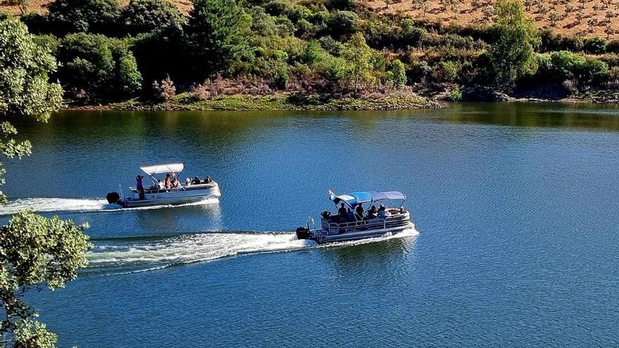 El primer barco con bandera azul de la costa interior surca Extremadura