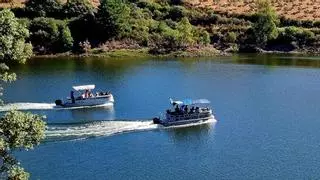 El primer barco con bandera azul de la costa interior surca Extremadura