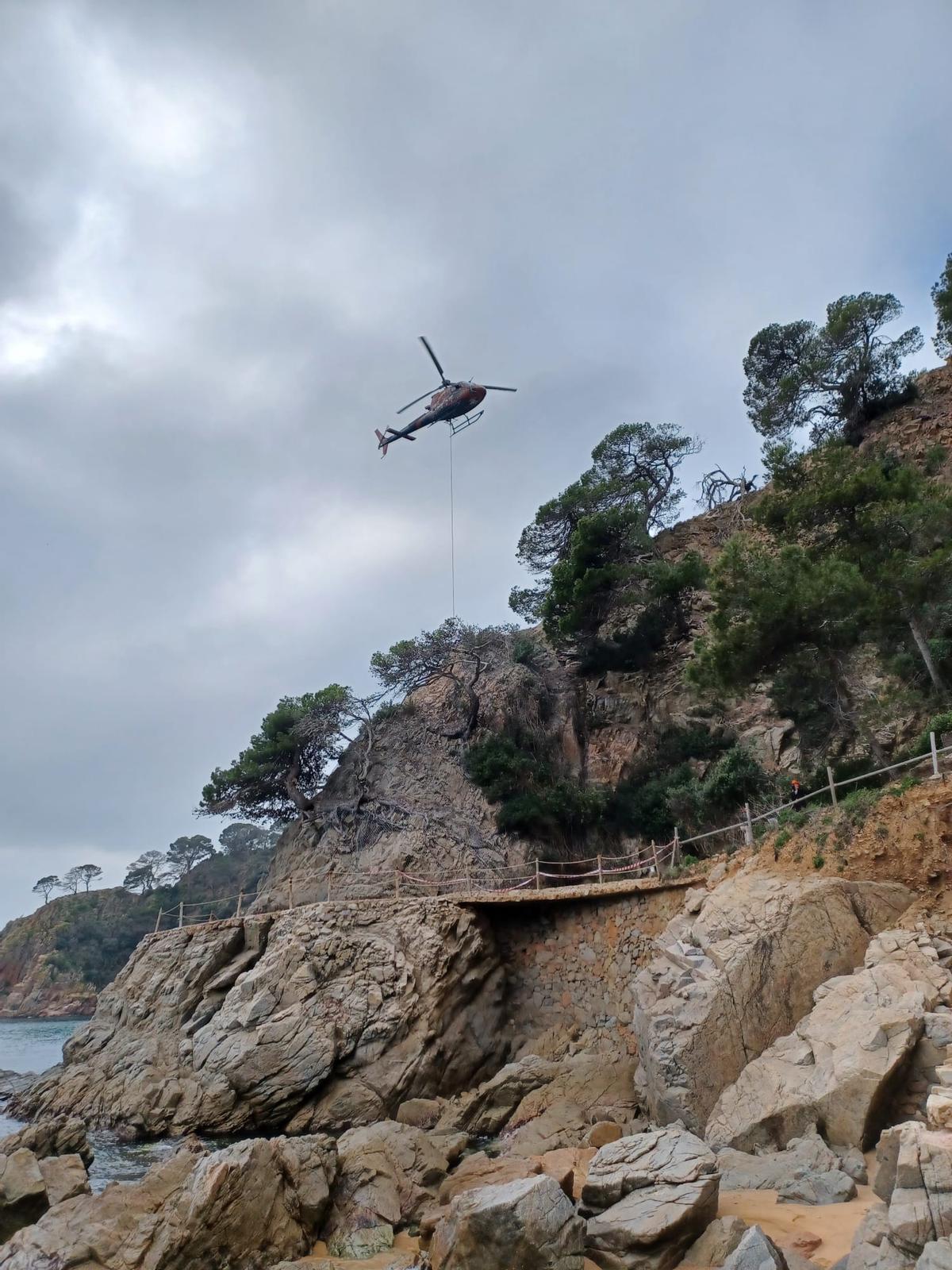 Helicòpters treballant al camí de ronda de Tossa de Mar.