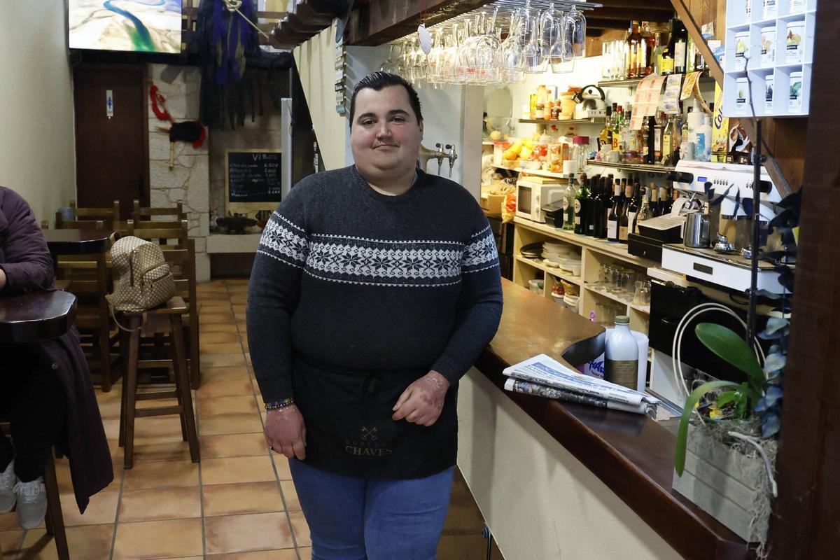 David Rozados en su negocio de hostelería en Santiago poco después del suceso.