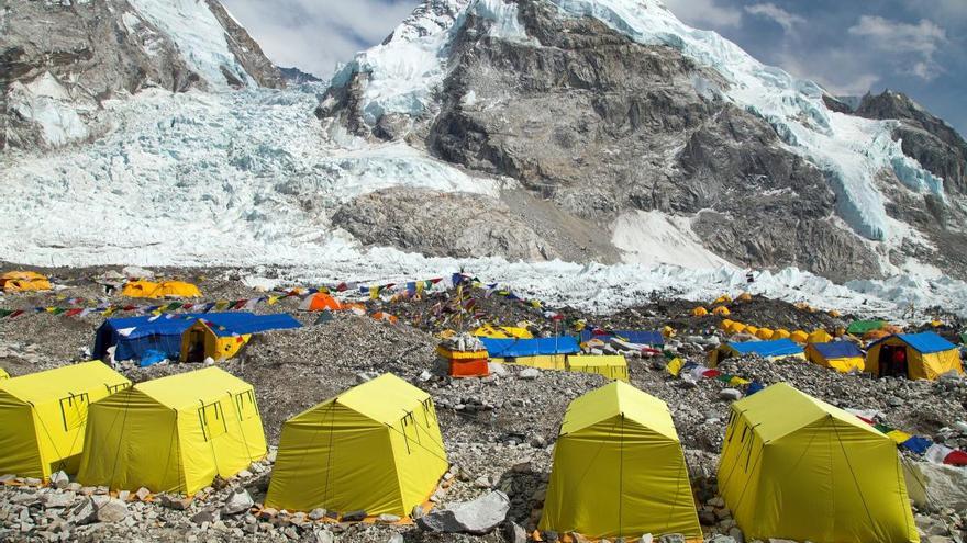La orina de miles de escaladores del Everest está derritiendo un glaciar