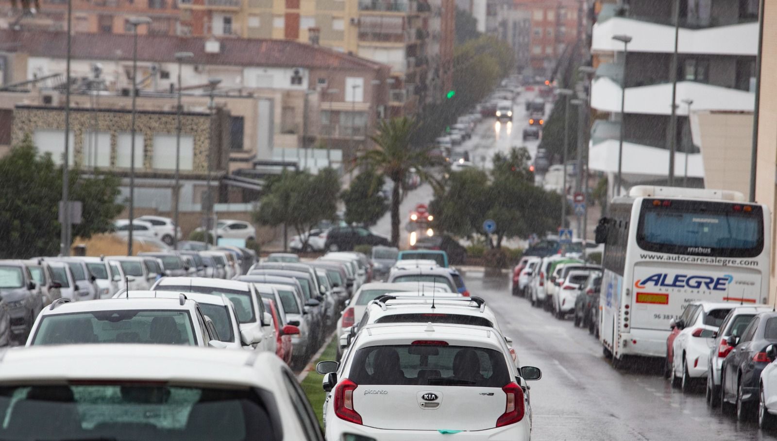 Vehículos aparcados en la parte alta de Alzira