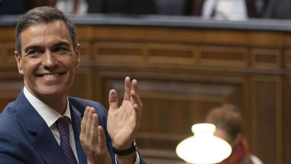 El recién nombrado presidente del Gobierno, Pedro Sánchez, aplaude tras la votación durante la segunda sesión del debate de investidura.