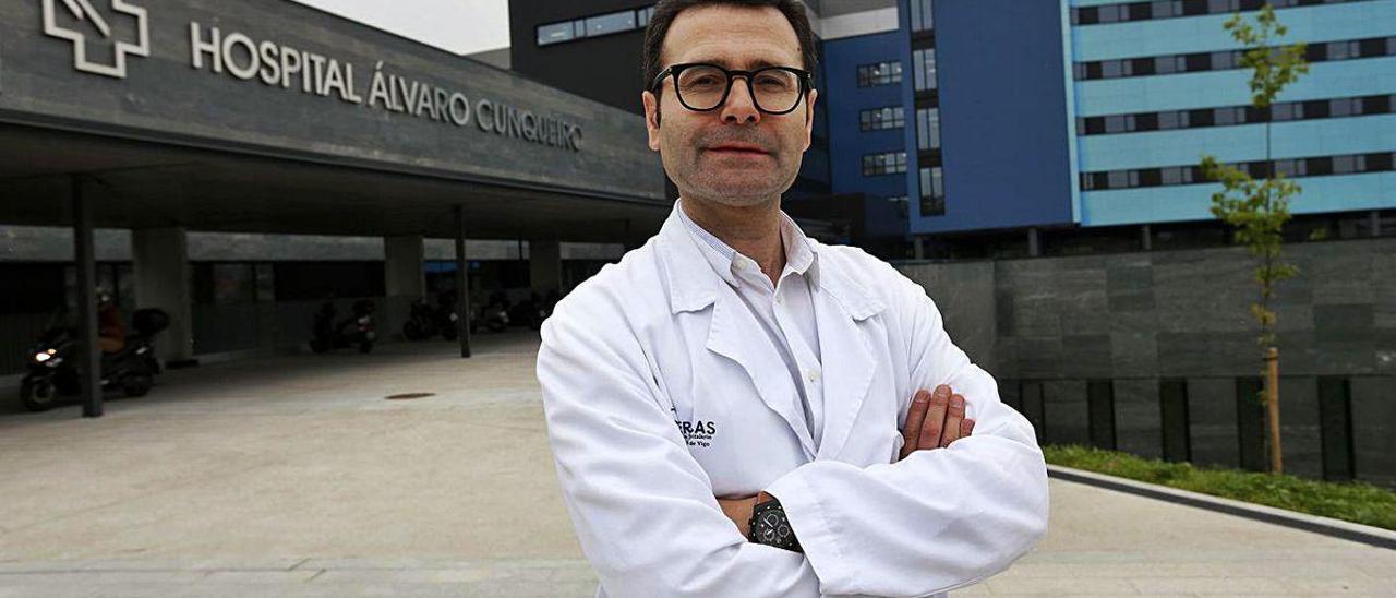 El jefe de servicio de Medicina Interna del Chuvi, Manuel Crespo, en el Álvaro Cunqueiro.