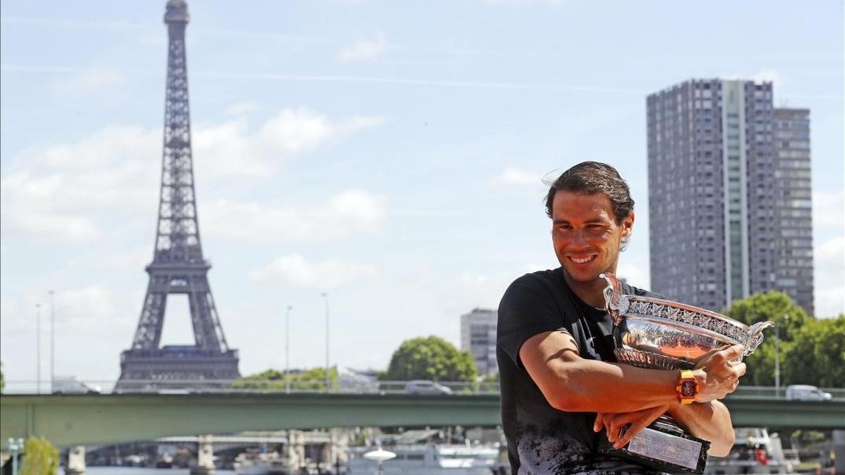 Nadal posa ante la Torre Eiffel con el trofeo.