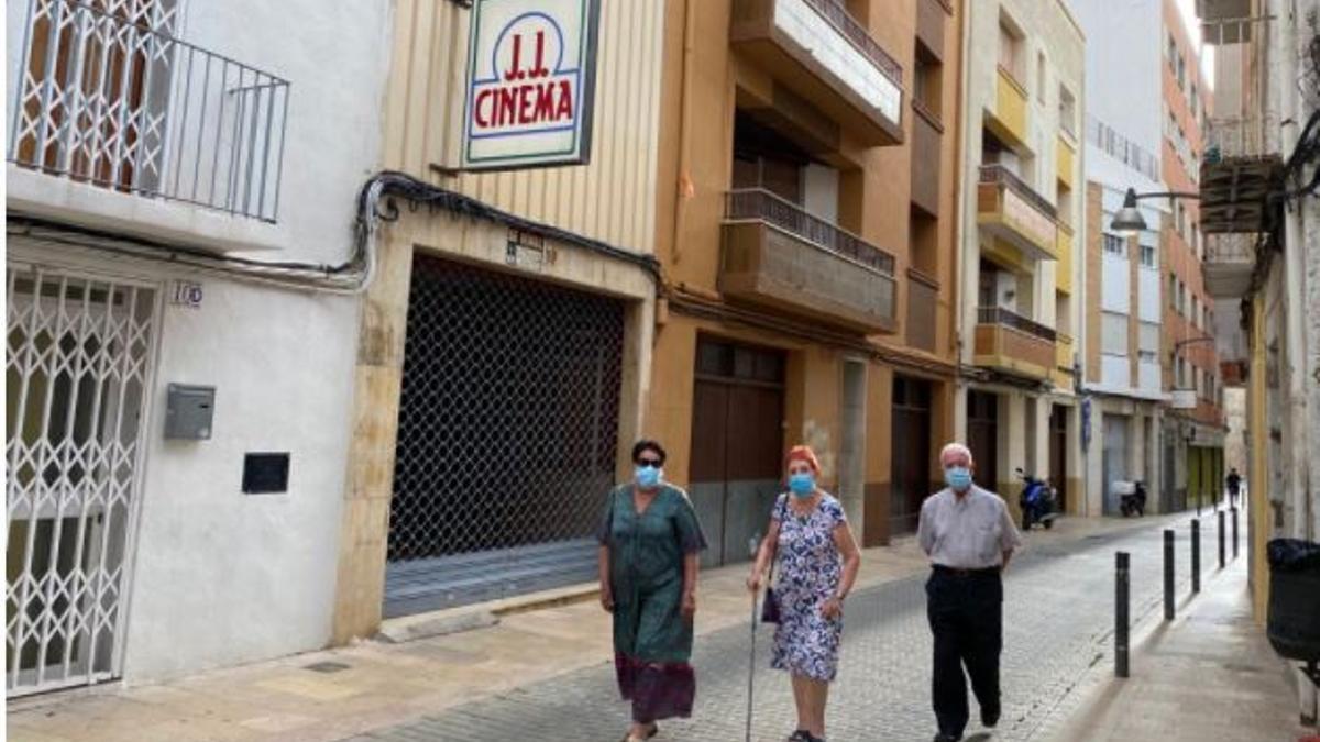 Tres vecinos pasean frente al emblemático JJ Cinema de Vinaròs.
